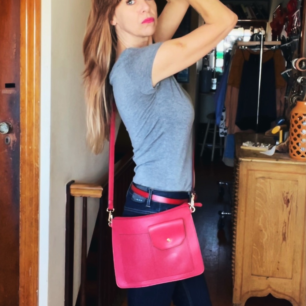 Simple Red Crossover - Picture 5 of 7